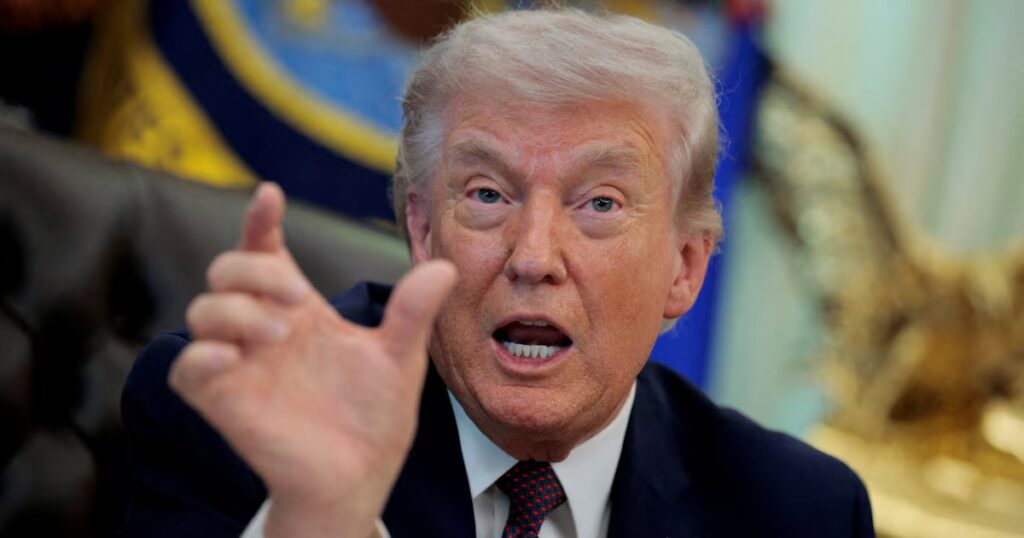 Renseignement américain : Trump abandonne son protégé face aux critiques croissantes.