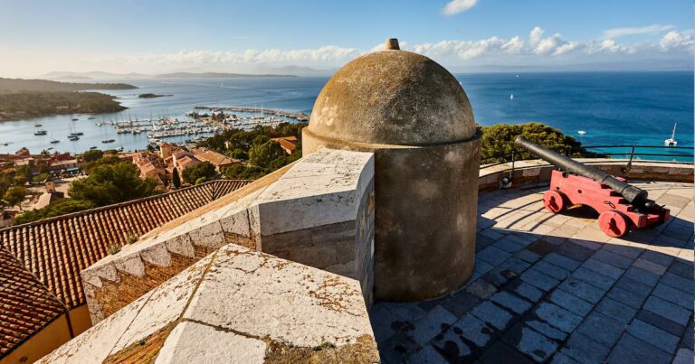 Le fort Sainte-Agathe, monument historique de Porquerolles, préserve le patrimoine local.