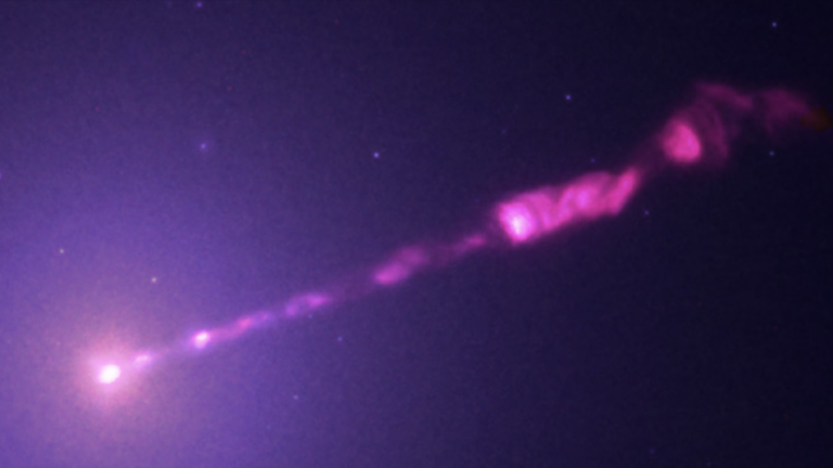 NASA capture un jet éruptif provenant du premier trou noir supermassif observé.