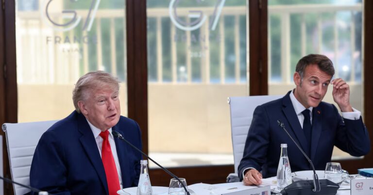 Emmanuel Macron présente un bilan des discussions du G7 et de Versailles sur la coopération internationale.