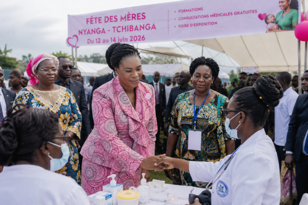 Tchibanga : La Première Dame Zita Oligui Nguema célèbre la fête des mères avec des familles locales.