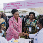 Tchibanga : La Première Dame Zita Oligui Nguema célèbre la fête des mères avec des familles locales.
