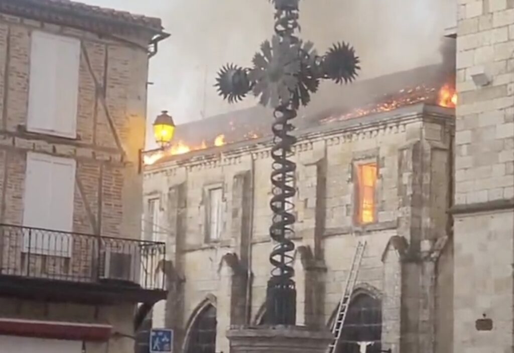 Incendie du cloître à Condom détruit des livres du XVIe siècle.
