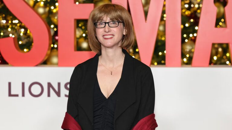 Freida McFadden, autrice de « La femme de ménage », clarifie son identité réelle.