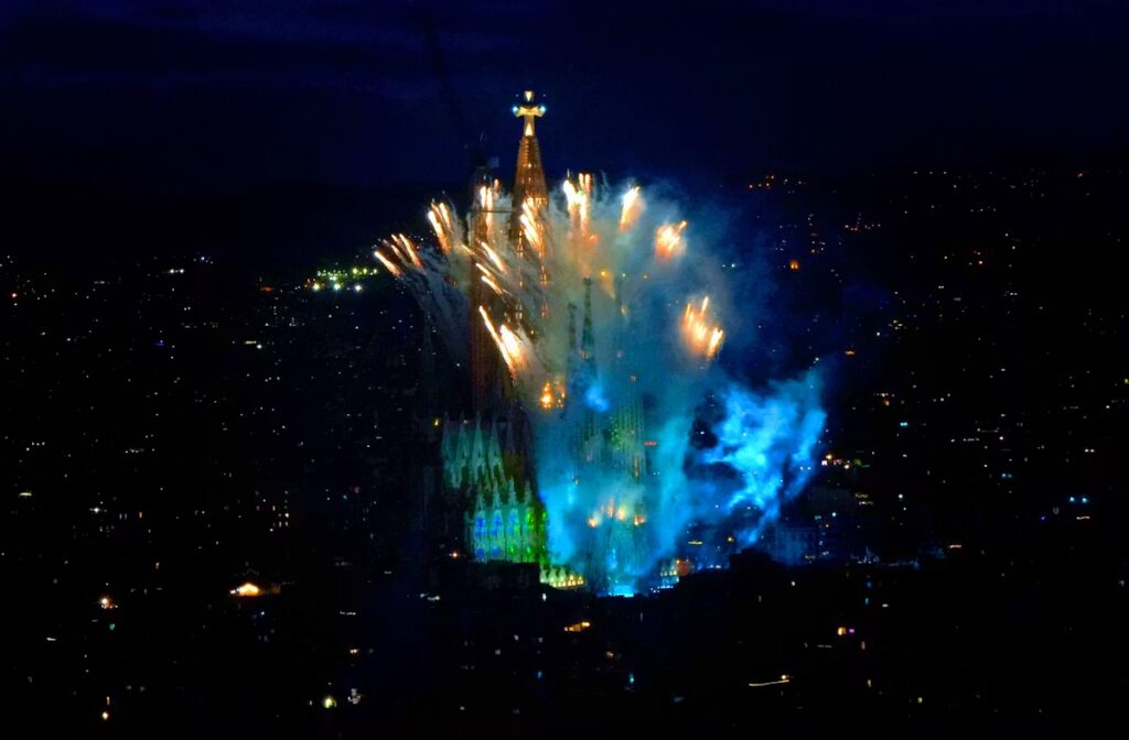 La Sagrada Familia s’illumine après la bénédiction de Léon XIV à Barcelone.