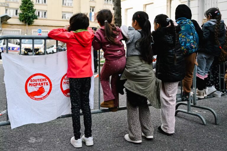 Les enseignants s’organisent pour soutenir les élèves sans-abri face à la crise actuelle.