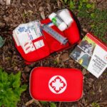Premiers soins en randonnée : la trousse essentielle recommandée par des experts en sécurité.