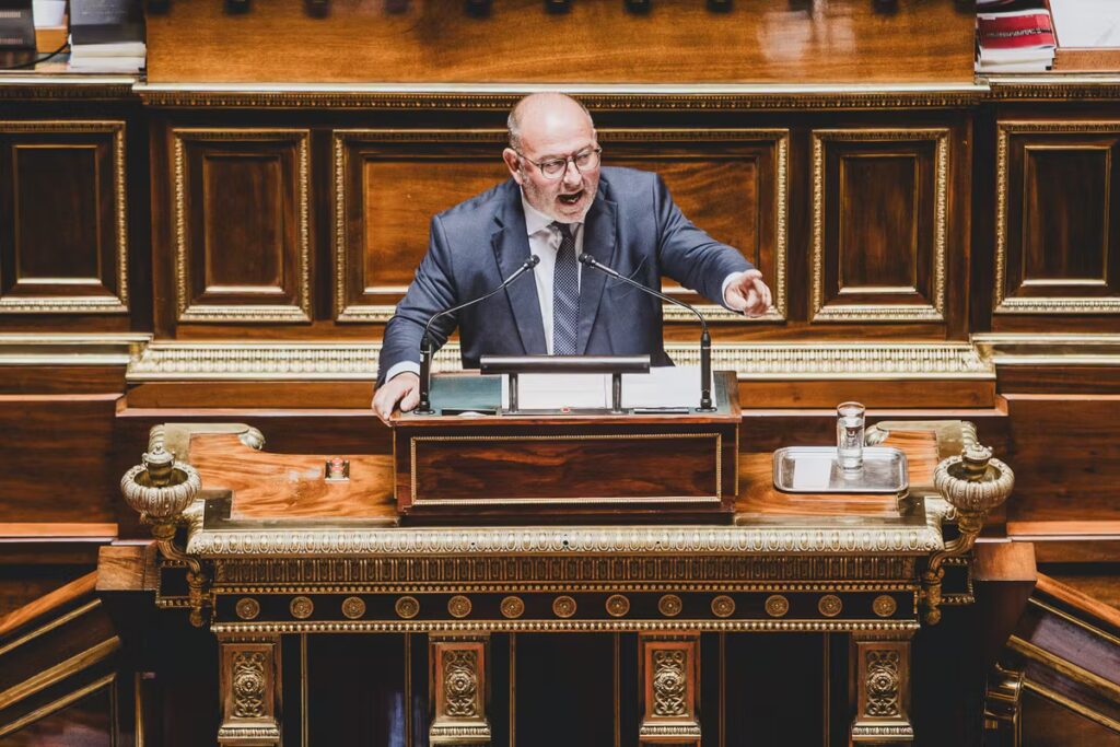 Laurent Duplomb relance le débat sur l’acétamipride avec ses soutiens obscurantistes.