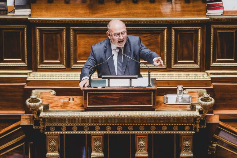 Laurent Duplomb relance le débat sur l’acétamipride avec ses soutiens obscurantistes.