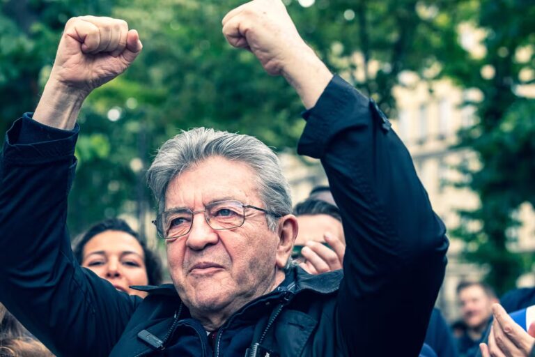 Mélenchon étonne un ministre, la droite cible les magistrats selon le “Nouvel Obs”