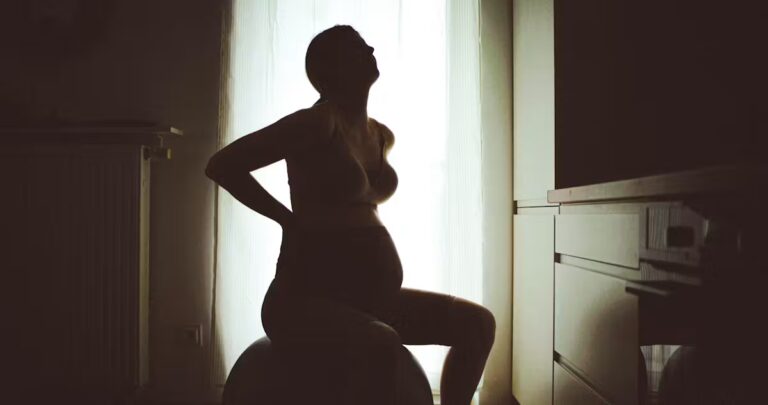 Accouchement non assisté en France : un récit tragique d’une naissance sans soins.
