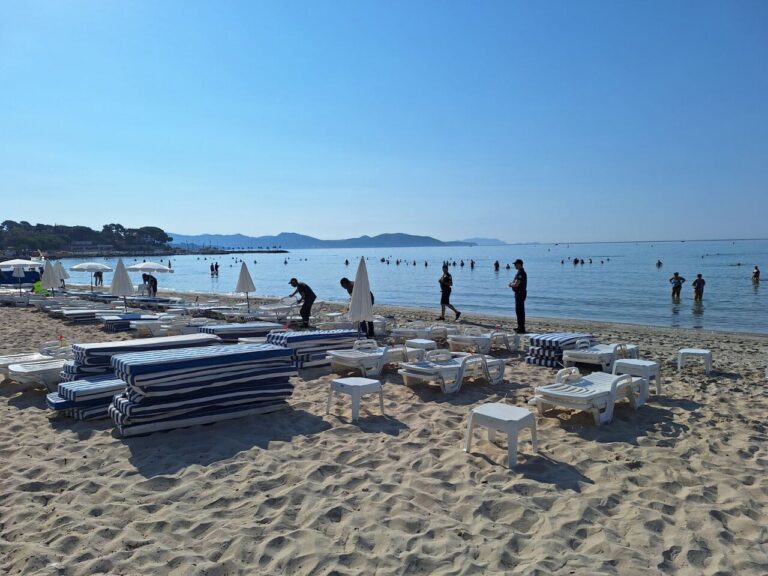 La préfecture saisit le matériel des plages privées lors d’une intervention surprise.