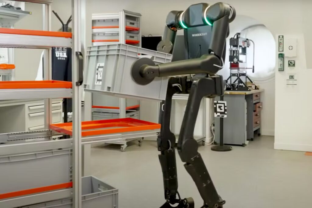 Renault intègre des robots dans ses usines pour optimiser la production de pneus.