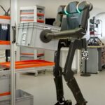 Renault intègre des robots dans ses usines pour optimiser la production de pneus.
