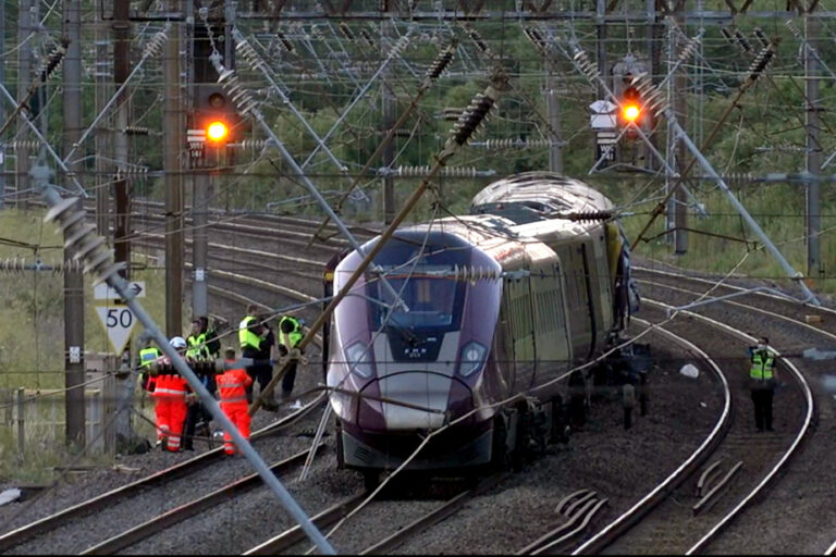 Collision de deux trains dans le nord de Londres : un mort et des dizaines de blessés.