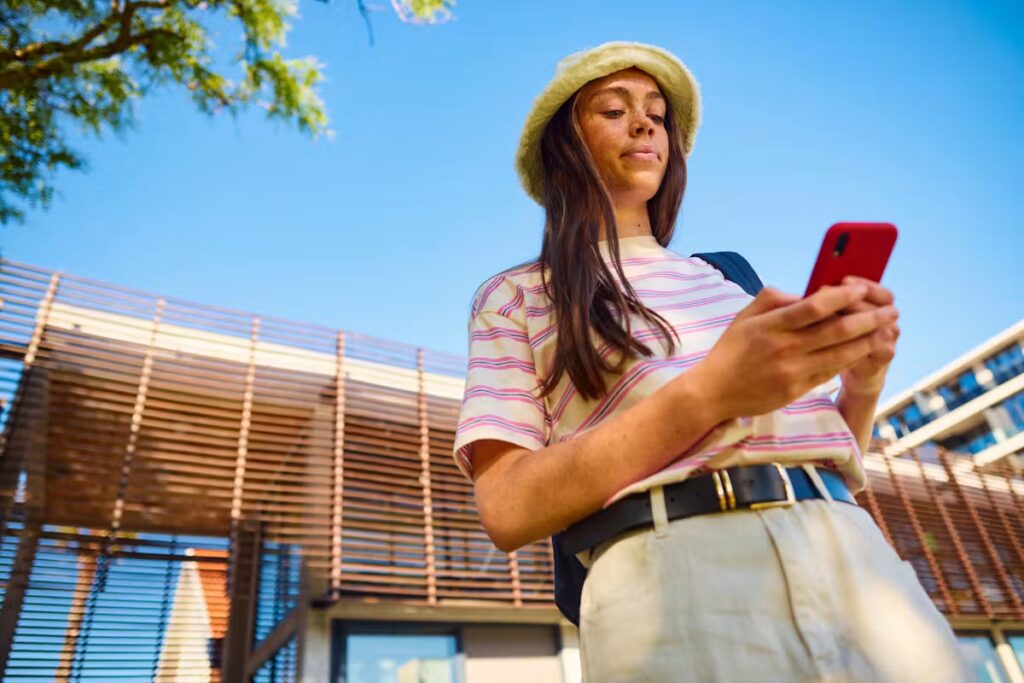 Réseaux sociaux : une étude souligne l’importance de retarder l’accès des adolescents