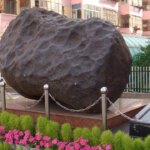 La douane russe saisit une météorite de 2,5 tonnes déguisée en nain de jardin, évaluée à 3,8 millions d&rsquo;euros.