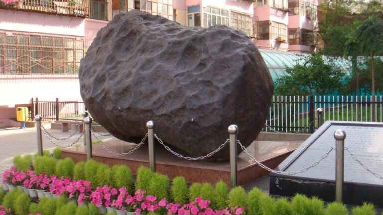 La douane russe saisit une météorite de 2,5 tonnes déguisée en nain de jardin, évaluée à 3,8 millions d’euros.