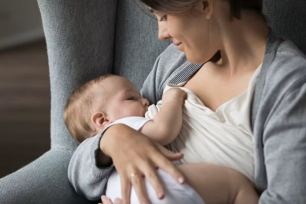 Allaitement : étude sur 82 000 bébés révèle un lien positif avec le sommeil.