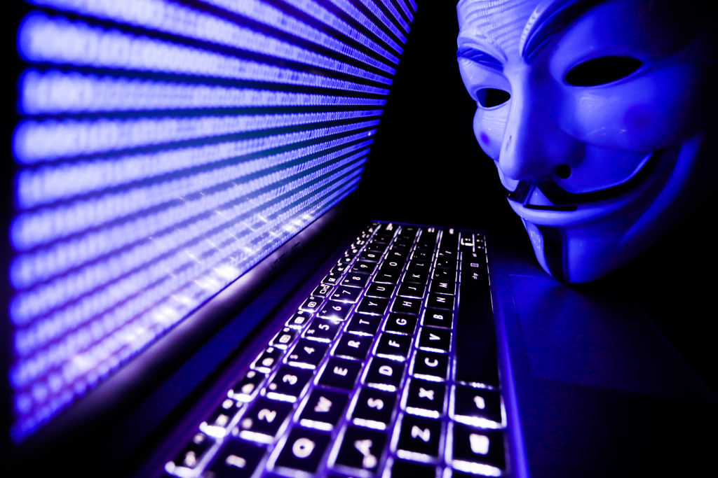 La Grèce projette d’interdire l’anonymat sur les réseaux sociaux pour renforcer la responsabilité en ligne.