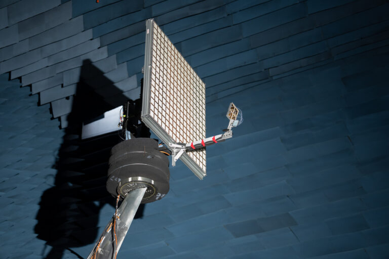 Antenne en réseau pour des communications satellitaires tactiques protégées en orbite terrestre basse