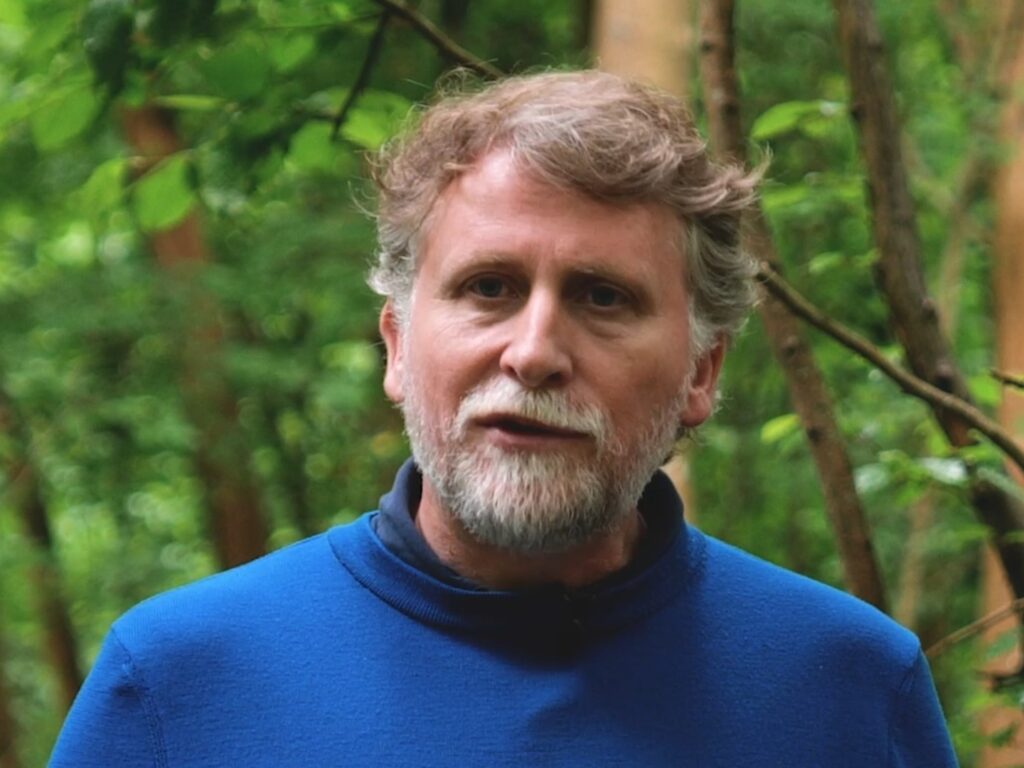 Antoine Gatet présente le rapport moral de FNE sur la biodiversité et la gestion des ressources naturelles.