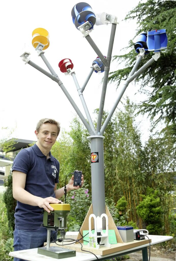 Un homme construit un arbre à vent pour recharger son portable en milieu urbain.