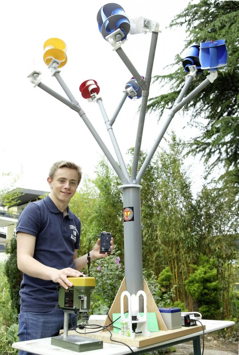 Un homme construit un arbre à vent pour recharger son portable en milieu urbain.