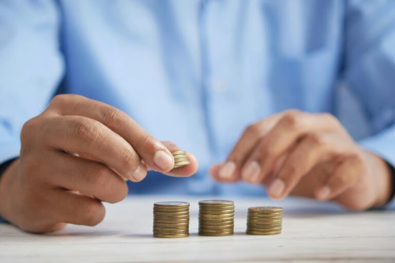 Pourquoi les Français épargnent beaucoup mais accumulent peu d’épargne réelle