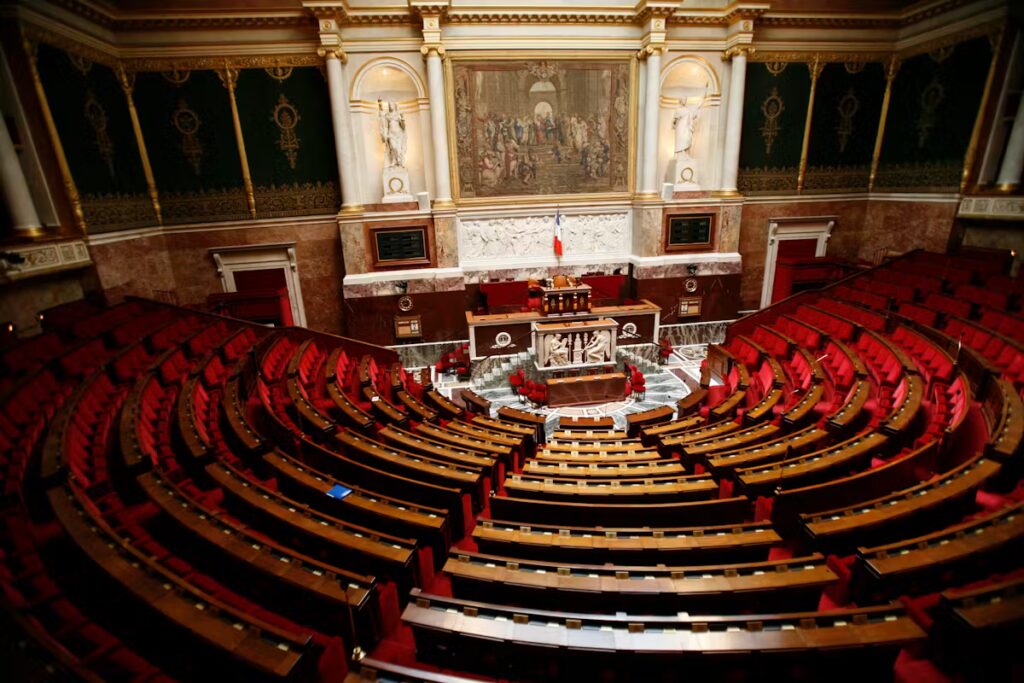 Aide à mourir : le texte voté par les députés français et ses implications légales.