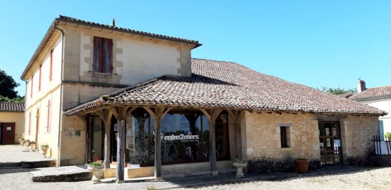 Le salon des écrivains nomades attire lecteurs et auteurs dans les villages.