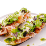 Recette d&rsquo;aubergine au prosciutto, salade et parmesan pour un plat équilibré.