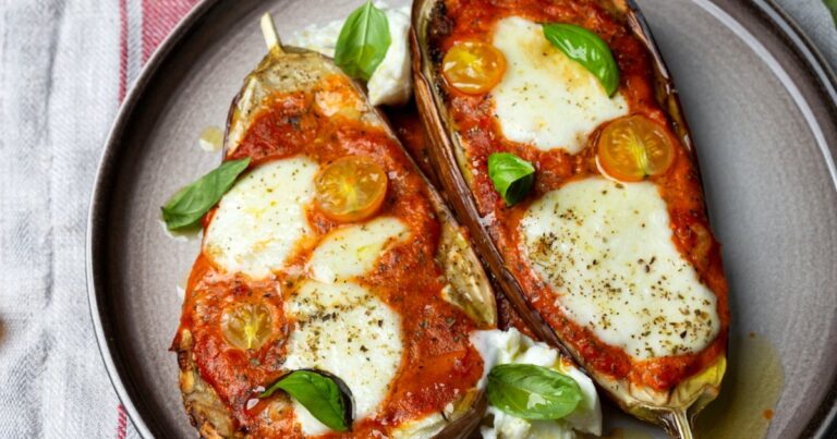 Recette des aubergines au four façon pizza : une alternative végétale appréciée en France