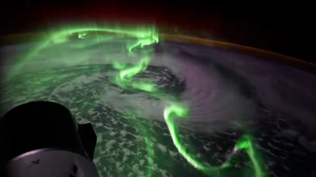 Des astronautes observent des danses de serpents luminescents depuis l’espace.