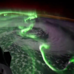 Des astronautes observent des danses de serpents luminescents depuis l’espace.