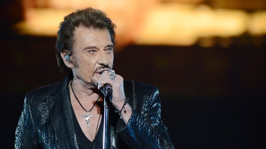 Benjamin Voisin partagé le rôle de Johnny Hallyday avec d’autres acteurs dans le biopic.