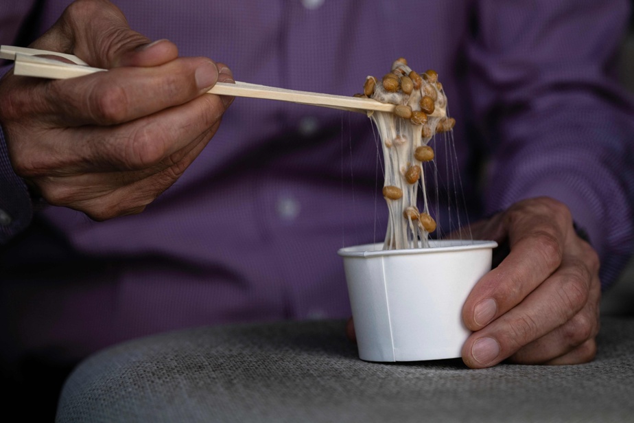 Le natto, aliment japonais aux propriétés nutritionnelles controversées, suscite des avis partagés.