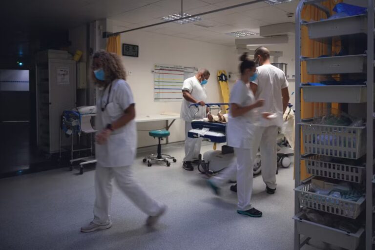 Hôpitaux saturés à Paris : alcool interdit, le niveau 3 du plan Orsan activé par Lecornu