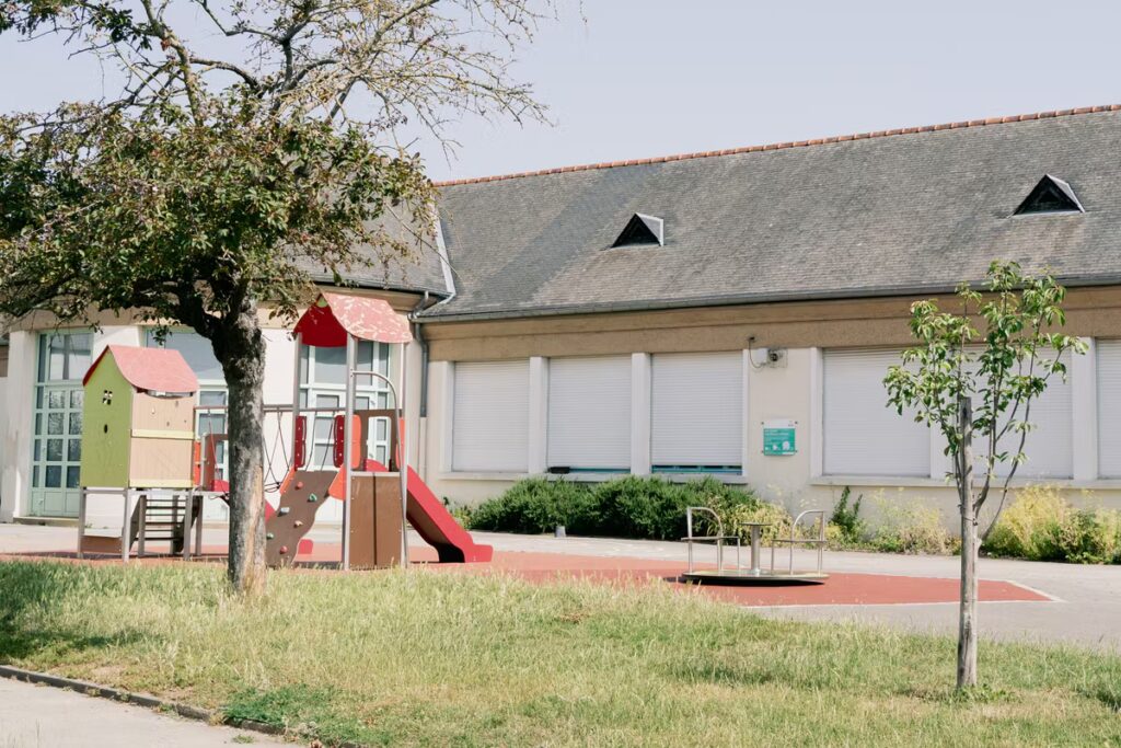 Syndicats alertent sur 40 mesures anti-canicule pour les écoles en difficulté.
