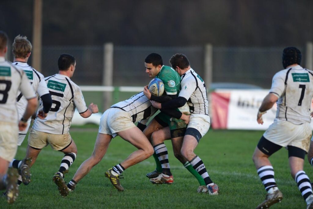 World Rugby fixe la hauteur des plaquages pour les joueurs amateurs afin de réduire les blessures