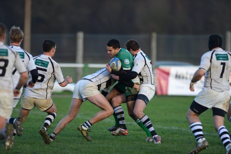 World Rugby fixe la hauteur des plaquages pour les joueurs amateurs afin de réduire les blessures