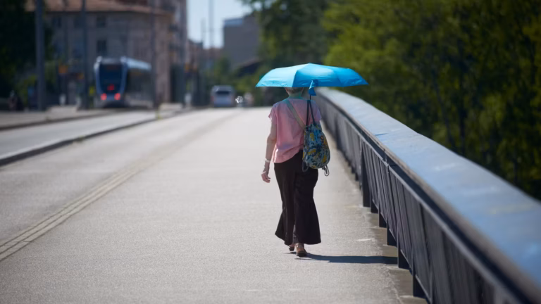 La canicule diminue, mais les hôpitaux restent en alerte face à un bilan préoccupant.