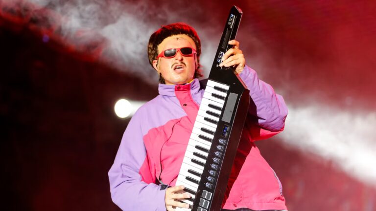 Oliver Tree décède dans un accident d’hélicoptère à Rio, à l’âge de 32 ans.
