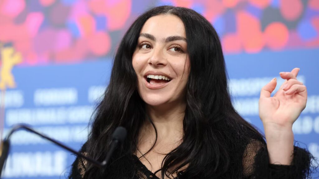 Charli XCX annonce des concerts à prix élevé, suscitant des réactions mitigées chez les fans.