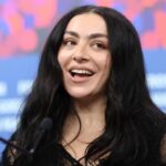 Charli XCX annonce des concerts à prix élevé, suscitant des réactions mitigées chez les fans.