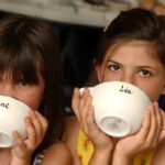 Des parents en France consultent des experts pour choisir des prénoms pour leurs enfants.