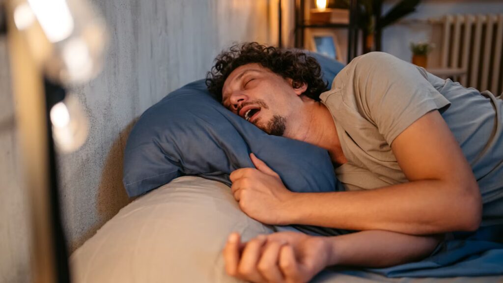 Bave nocturne : causes et solutions pour réduire ce phénomène courant.