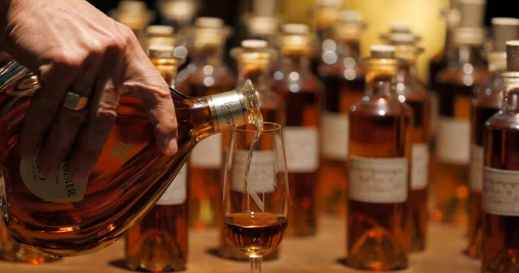 Les droits de douane chinois et américains menacent l’industrie du cognac français.