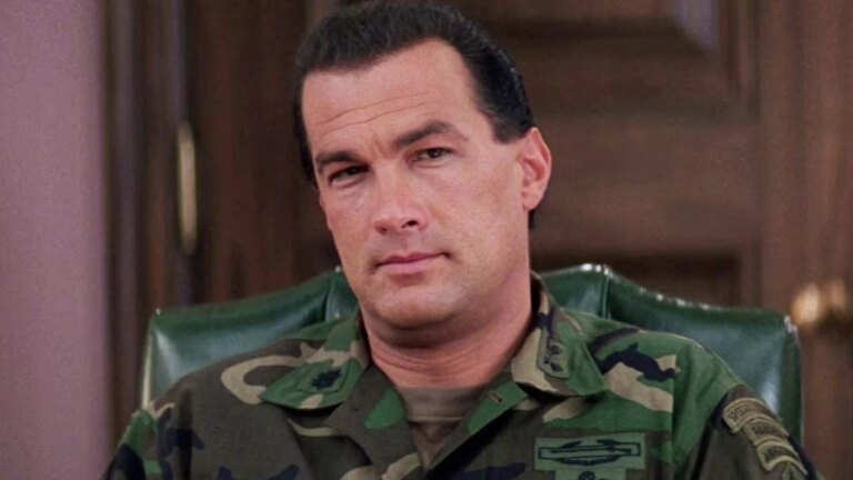 Steven Seagal et Valérie Damidot se rencontrent lors d’un événement à Paris.
