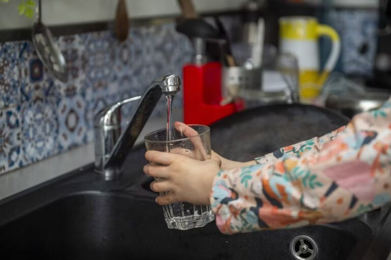 Eaux filtrées plus conformes que celles en bouteille face à la dégradation de l’eau du robinet.